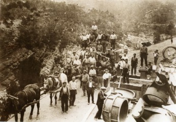 Transporte de una turbina al pie de Presa del Cairat. 1928