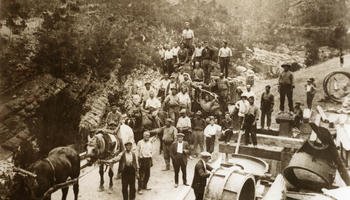 Transport d'una turbina al peu de Presa del Cairat. Any 1928