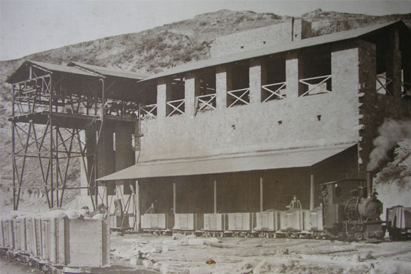 Antiguo descargador del carbón al final del teleférico de las minas del Catllaràs, años 1920-1930. Archivo MNACTEC, autor/a desconocido/da, Fondo Clot del Moro.