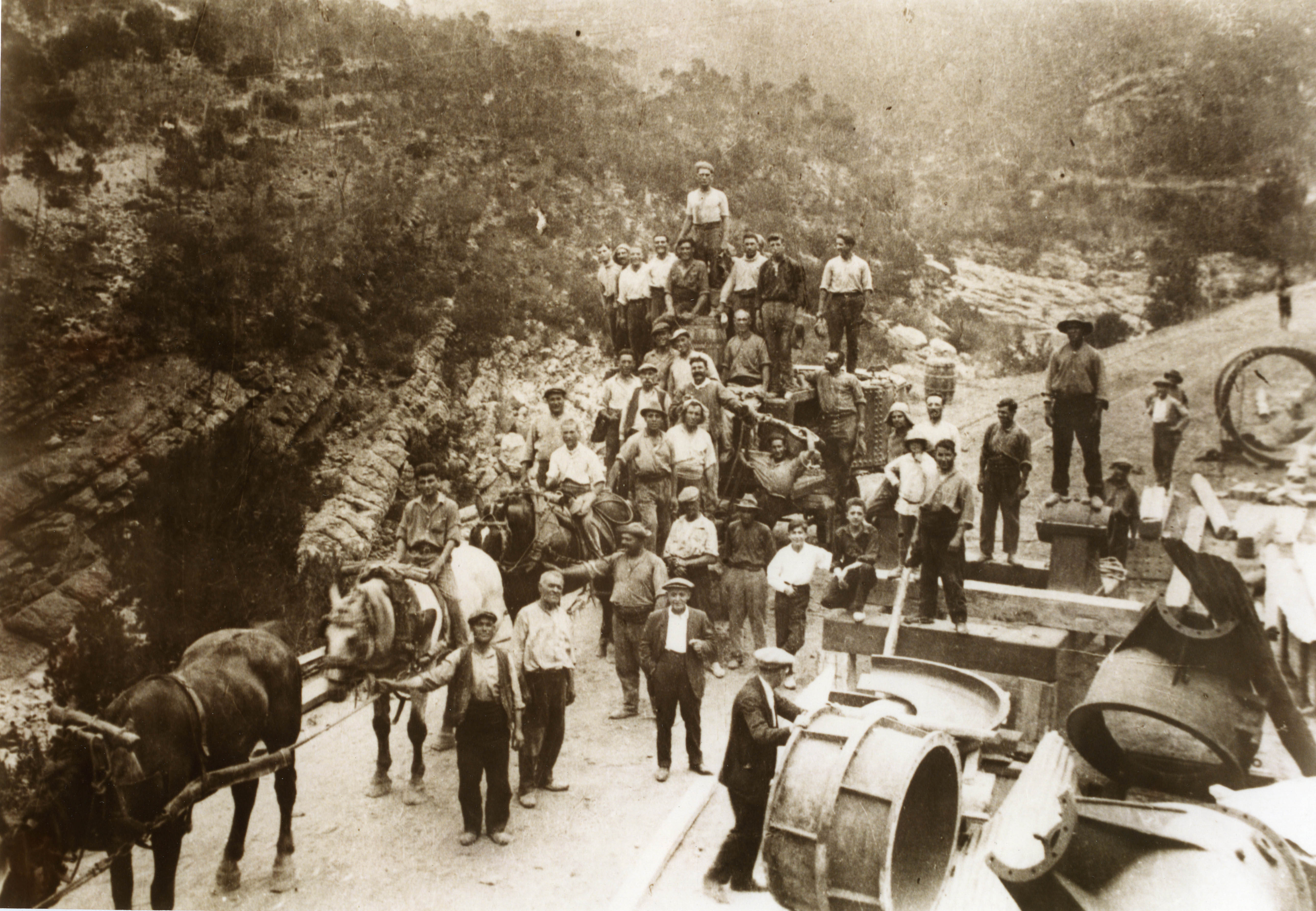 Transport d'una turbina al peu de Presa del Cairat. Any 1928