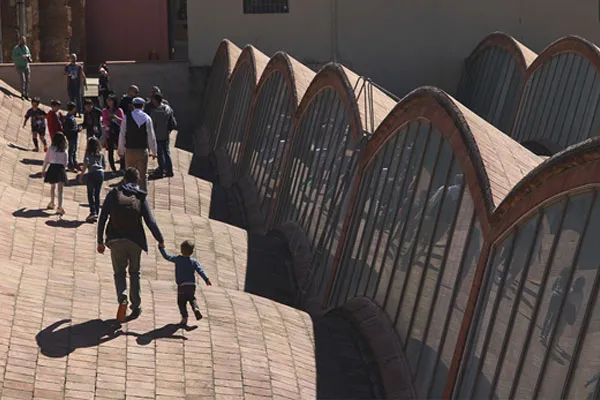 Gent passejant per les voltes